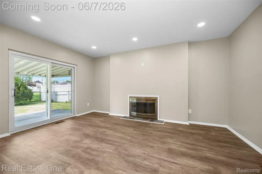 29903 Blossom Lane Warren City MI 48088