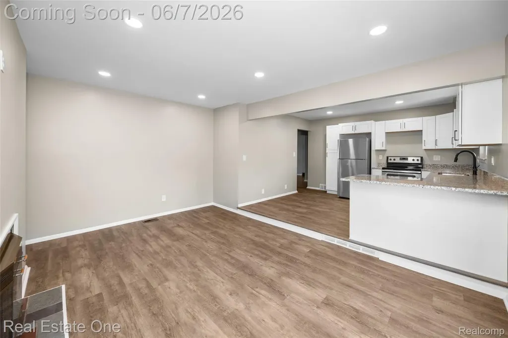 29903 Blossom Lane Warren City MI 48088