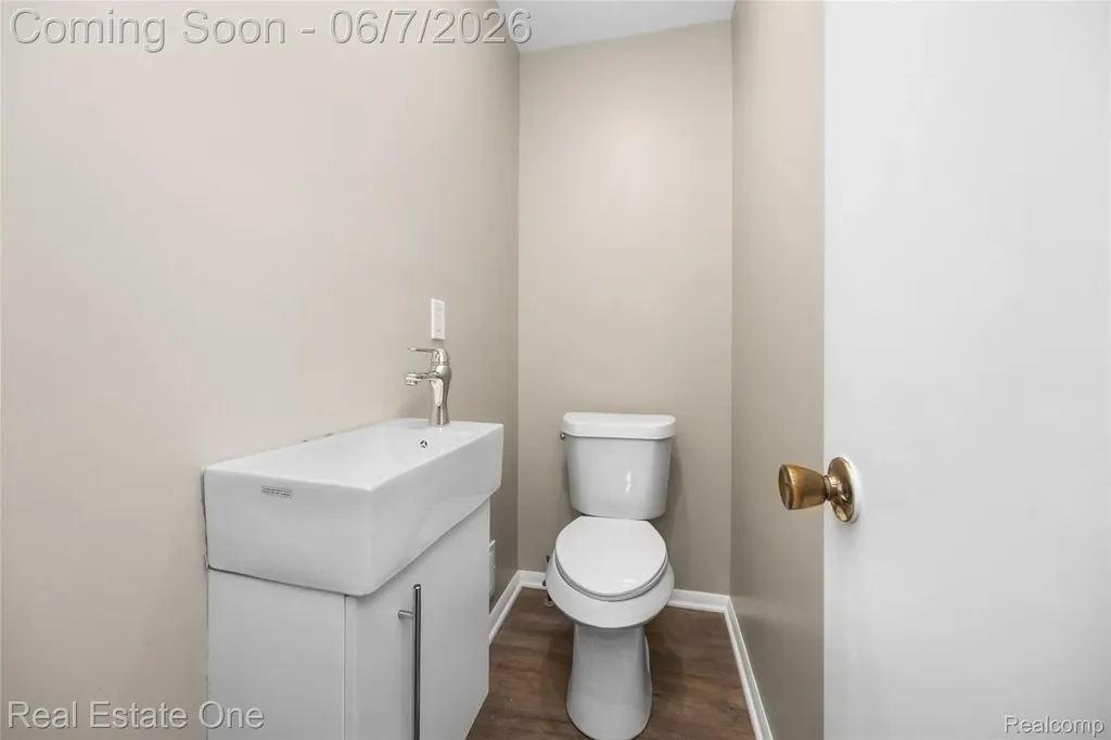 29903 Blossom Lane Warren City MI 48088
