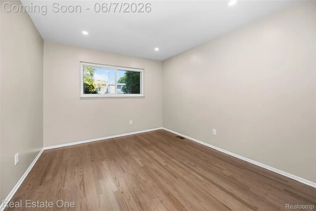 29903 Blossom Lane Warren City MI 48088