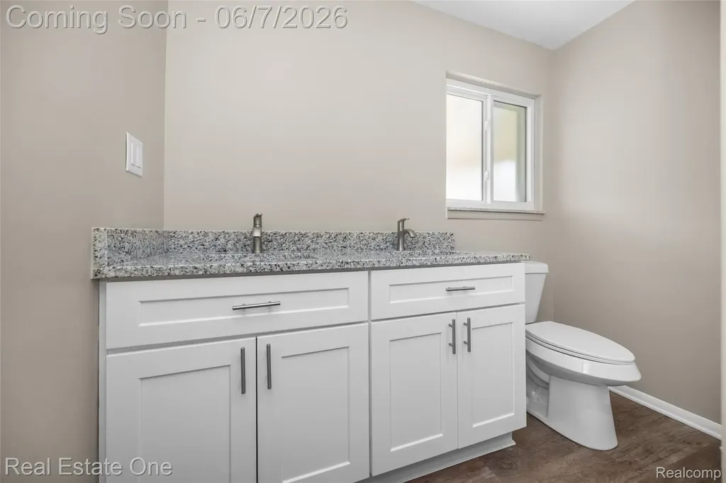 29903 Blossom Lane Warren City MI 48088
