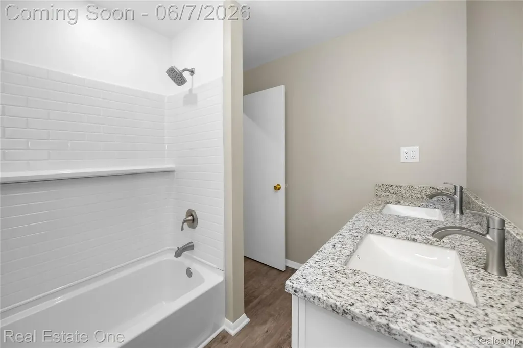 29903 Blossom Lane Warren City MI 48088
