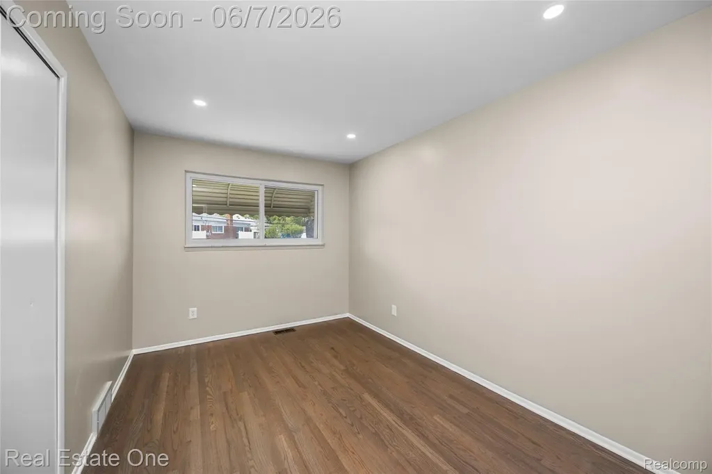 29903 Blossom Lane Warren City MI 48088