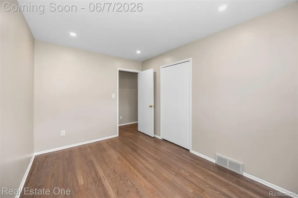 29903 Blossom Lane Warren City MI 48088