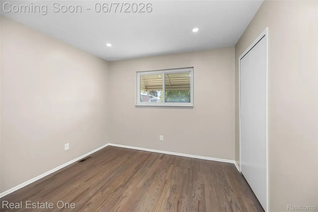 29903 Blossom Lane Warren City MI 48088