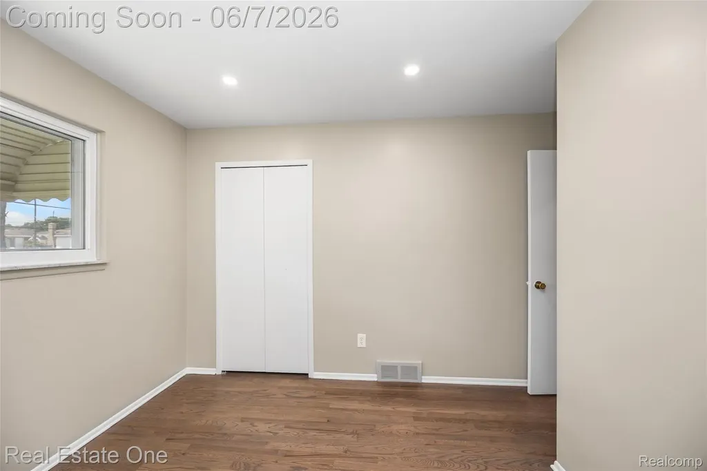 29903 Blossom Lane Warren City MI 48088