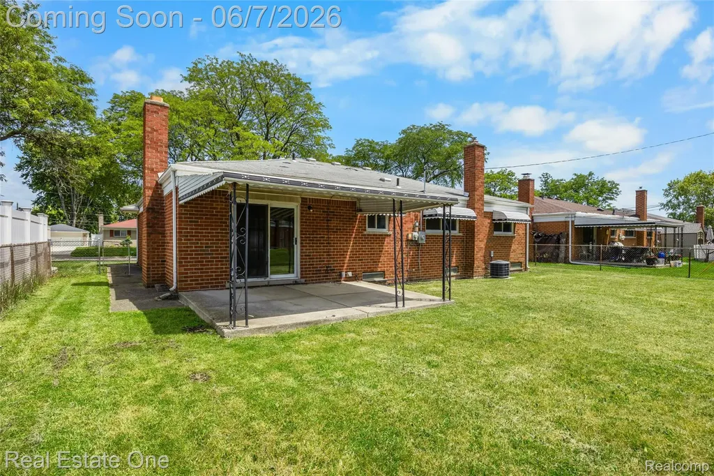 29903 Blossom Lane Warren City MI 48088