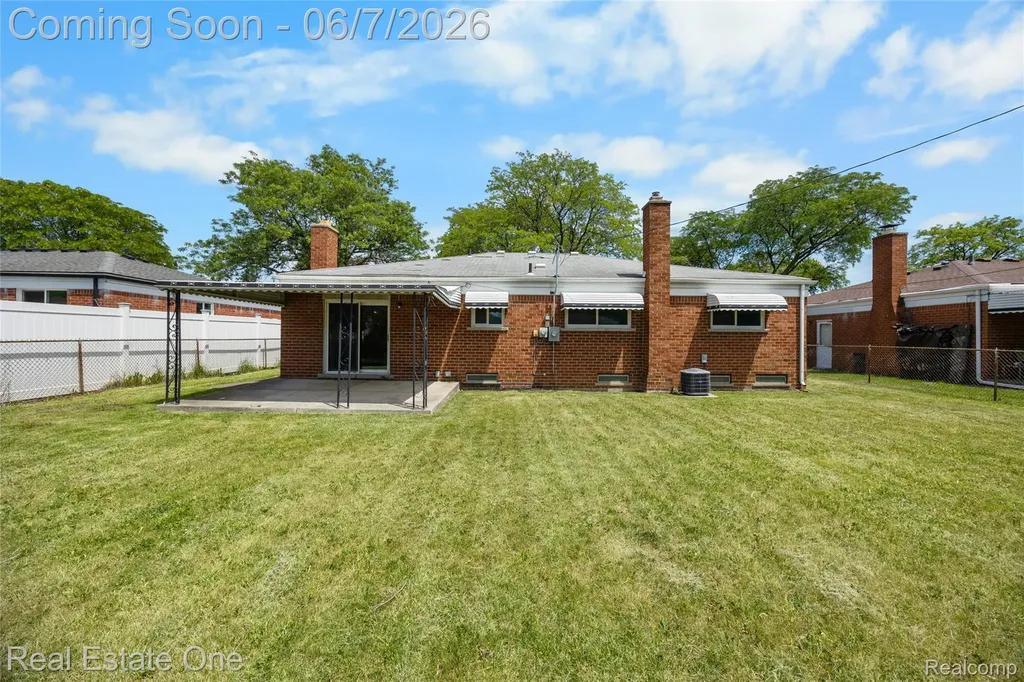 29903 Blossom Lane Warren City MI 48088