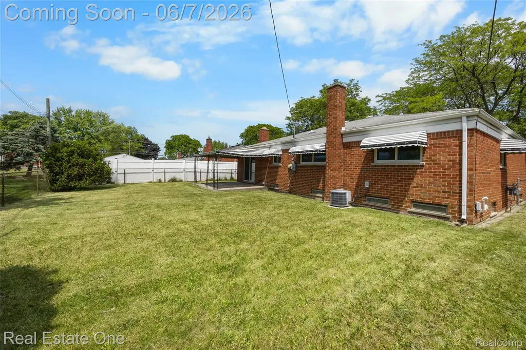 29903 Blossom Lane Warren City MI 48088