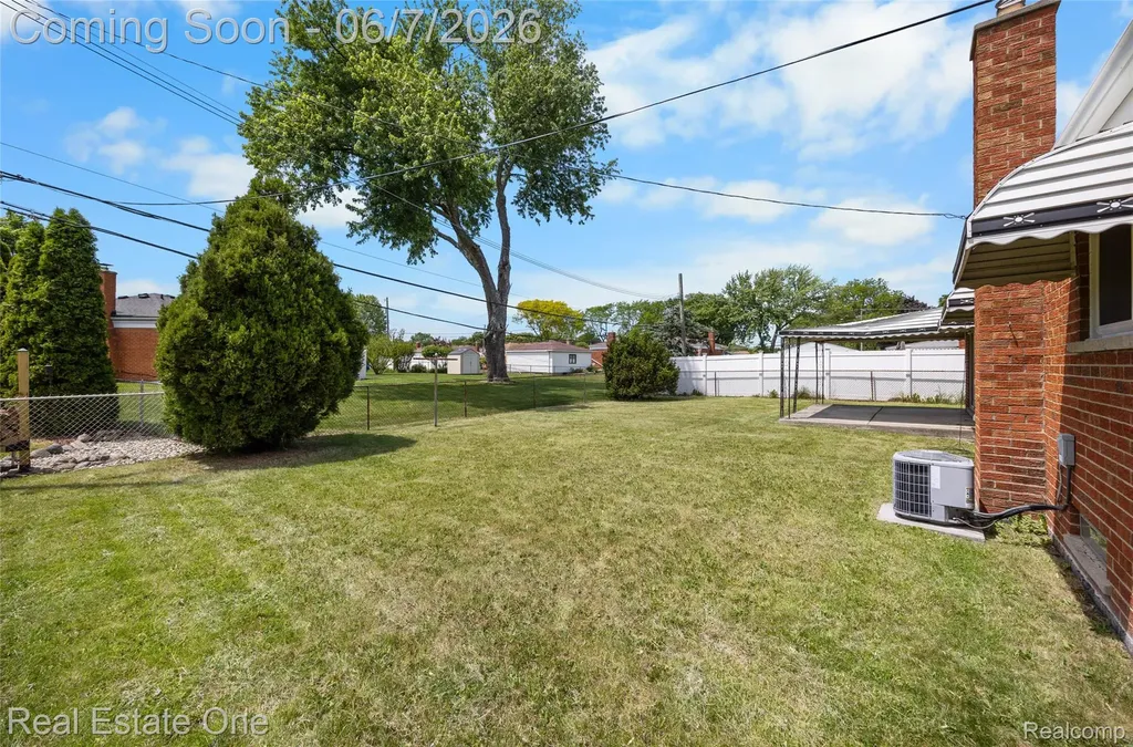 29903 Blossom Lane Warren City MI 48088