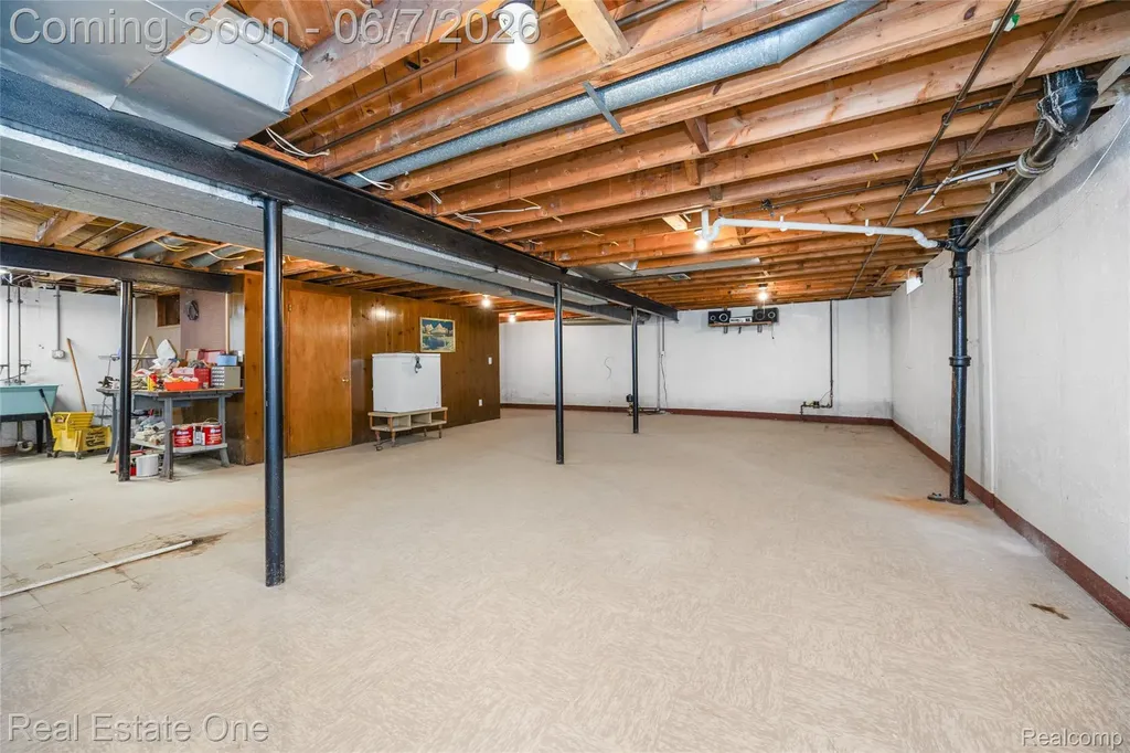 29903 Blossom Lane Warren City MI 48088