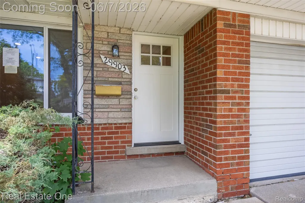 29903 Blossom Lane Warren City MI 48088