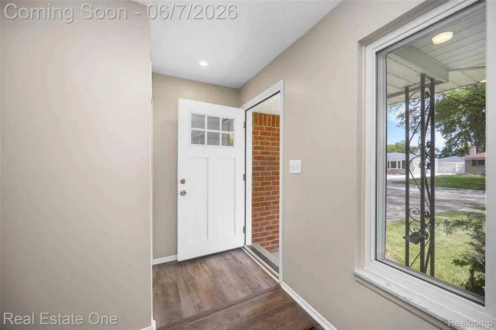 29903 Blossom Lane Warren City MI 48088