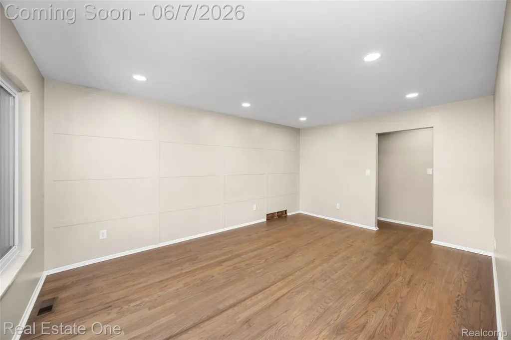 29903 Blossom Lane Warren City MI 48088