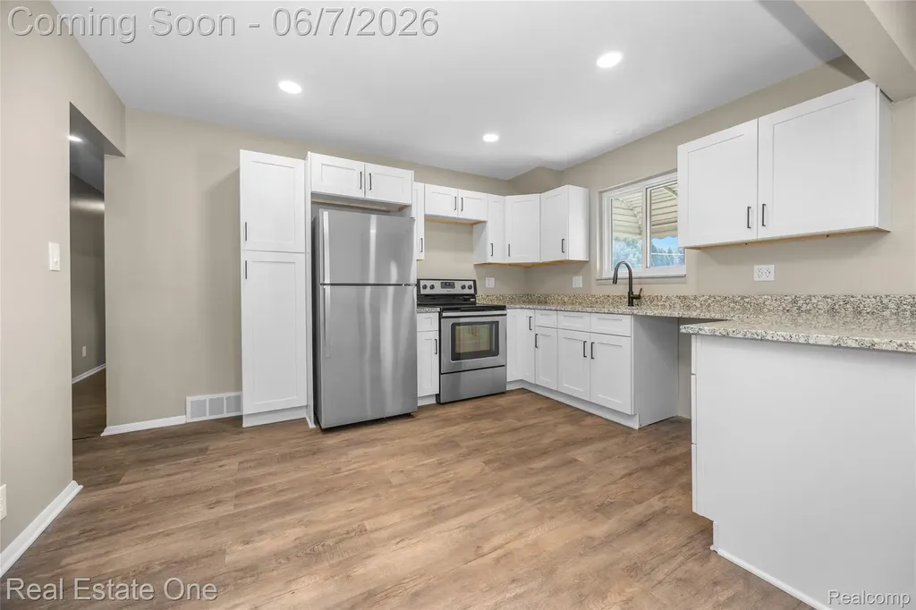 29903 Blossom Lane Warren City MI 48088