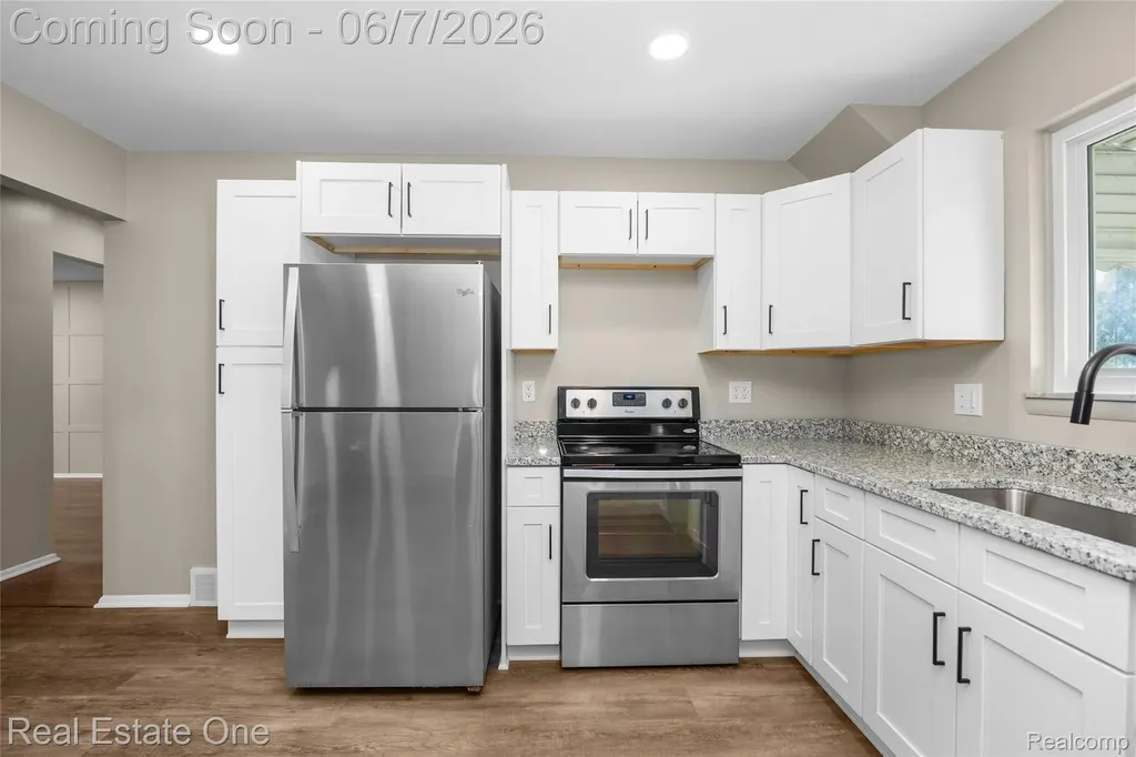 29903 Blossom Lane Warren City MI 48088