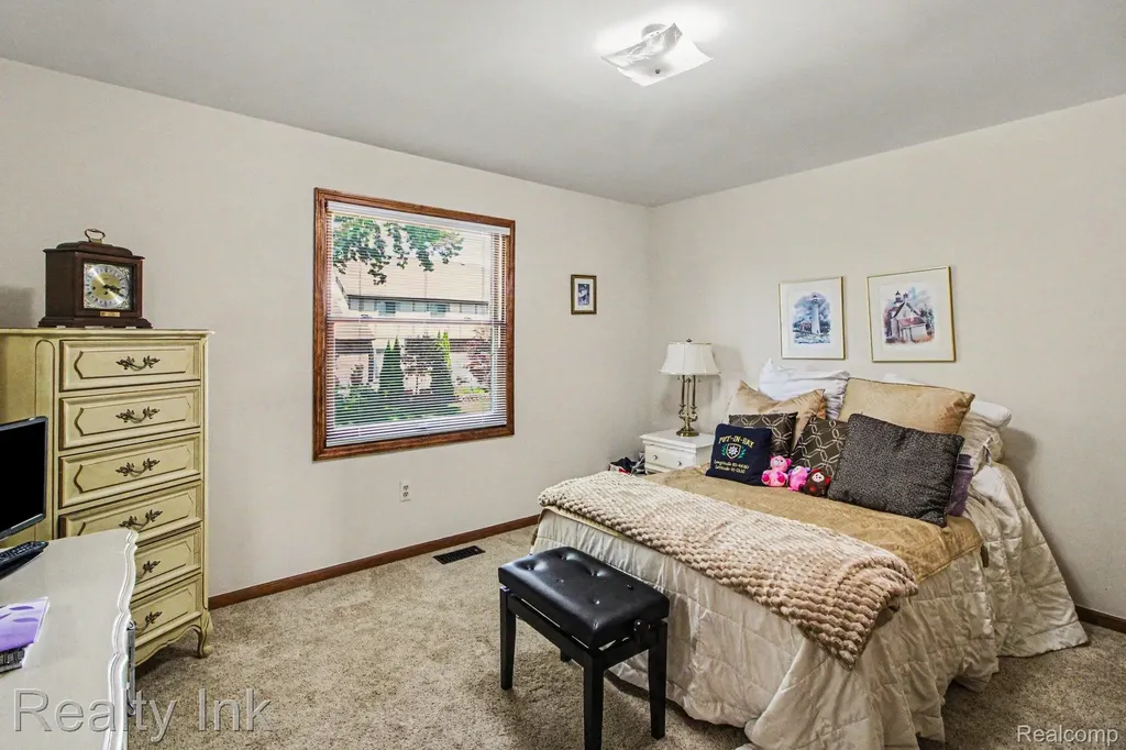 18535 Queensbury Drive Livonia City MI 48152