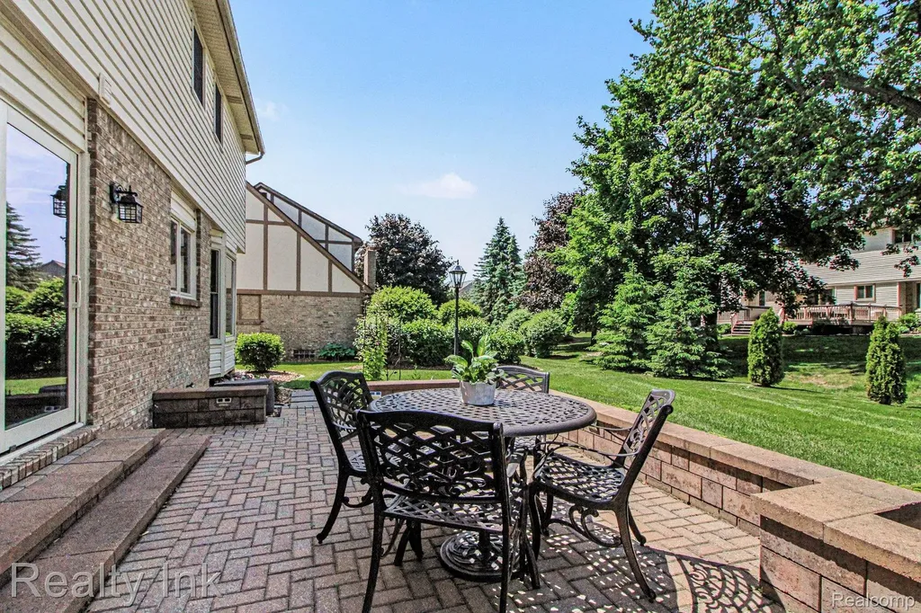 18535 Queensbury Drive Livonia City MI 48152
