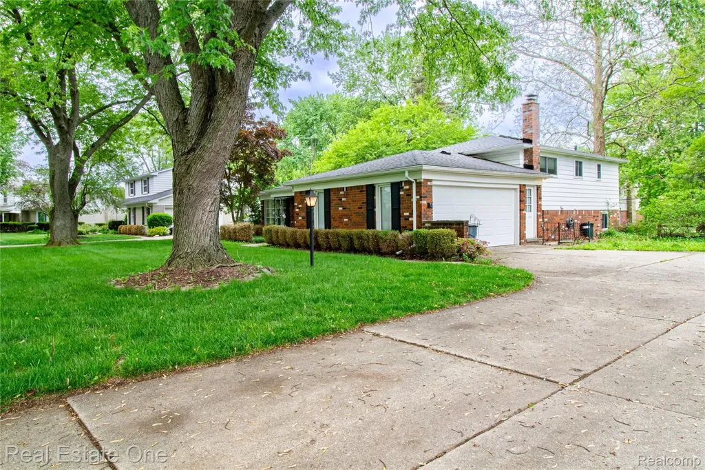 4243 Frostwood Court Troy City MI 48098
