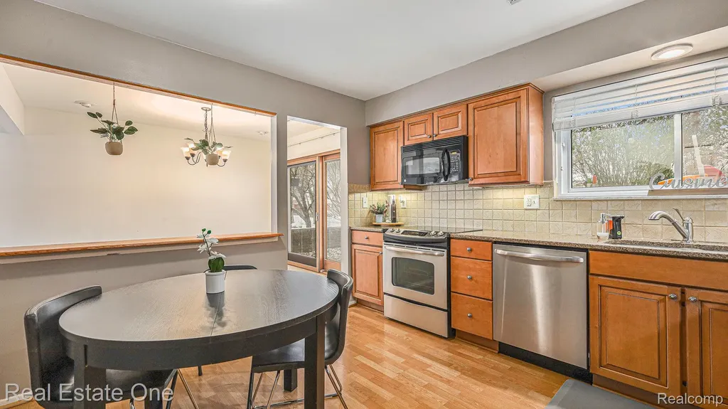 4243 Frostwood Court Troy City MI 48098