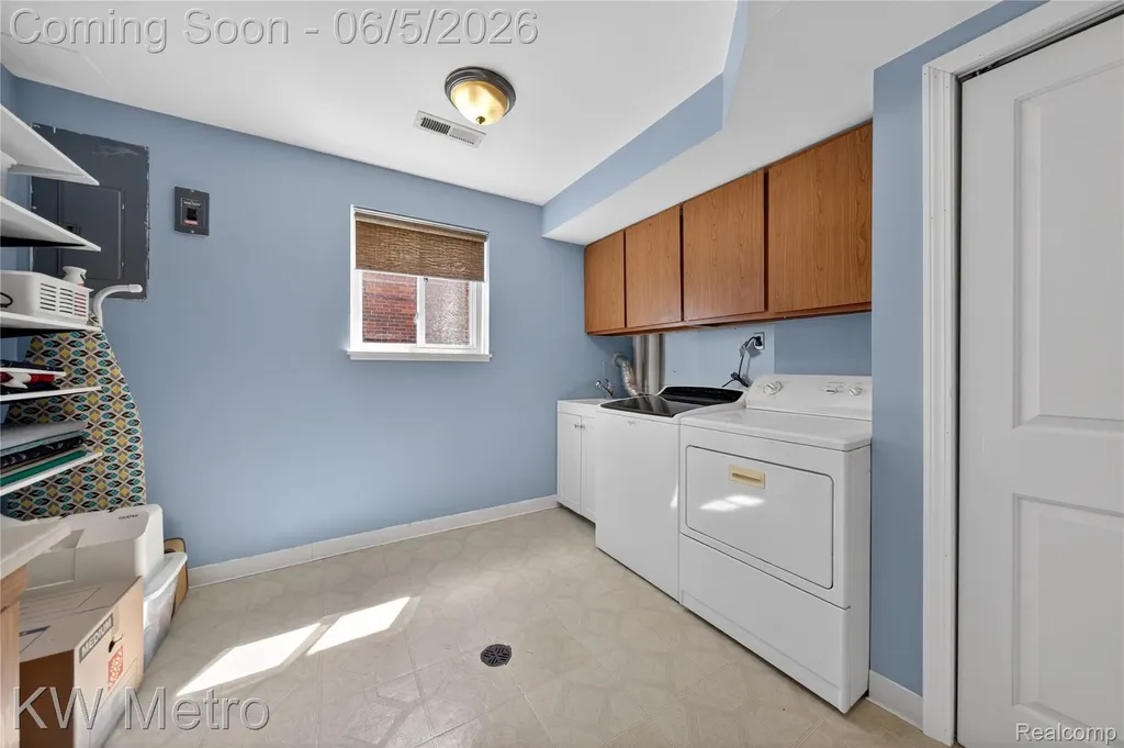 210 W Lawrence Avenue Royal Oak City MI 48073