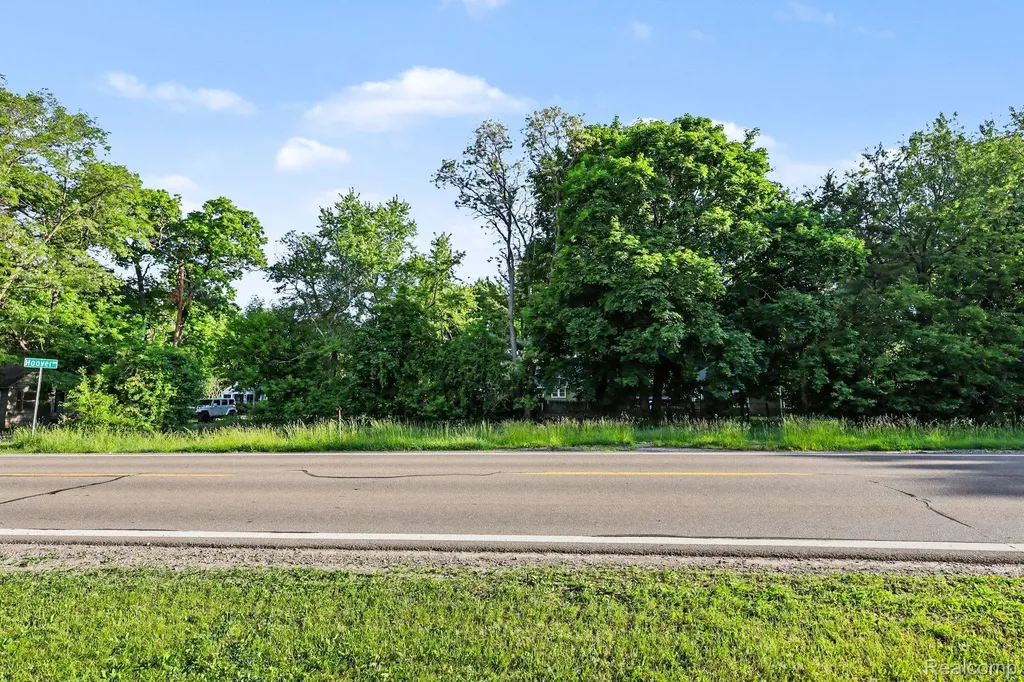 2491 Hoover Avenue West Bloomfield Charter Township MI 48324