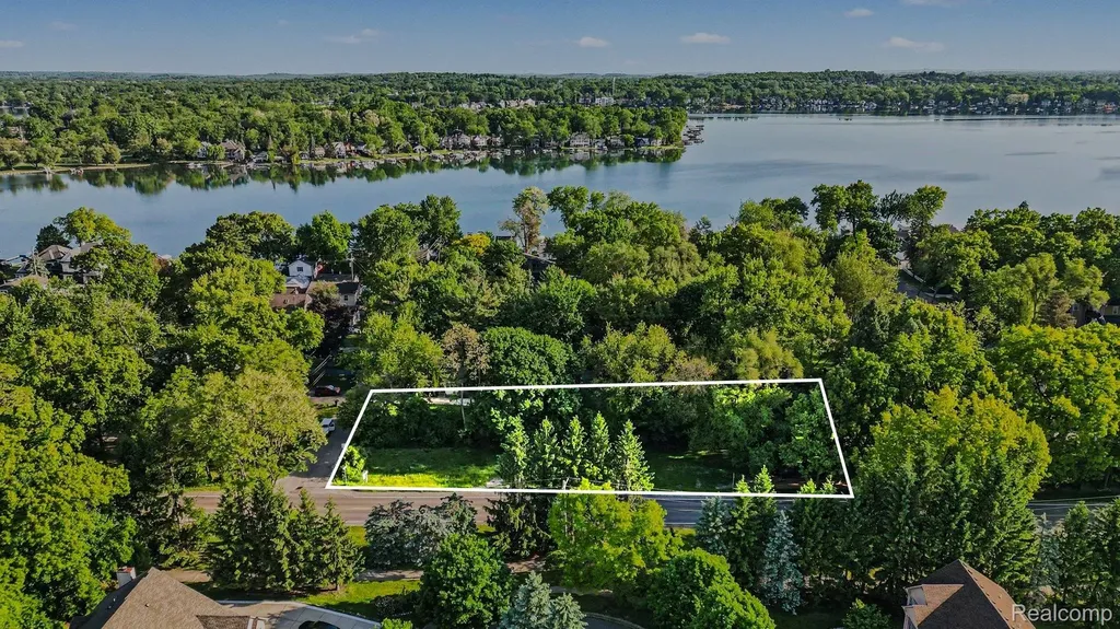 2491 Hoover Avenue West Bloomfield Charter Township MI 48324