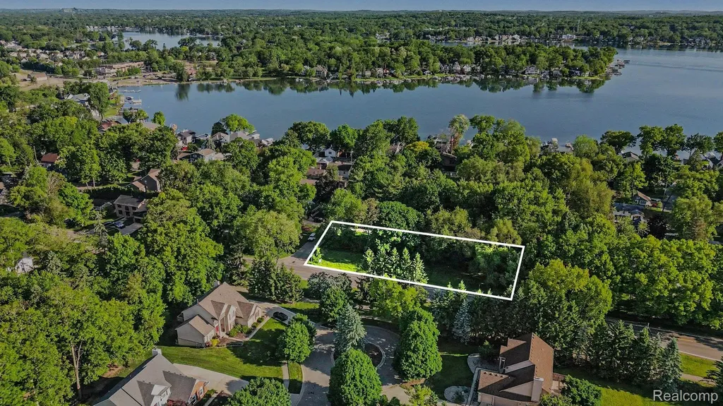 2491 Hoover Avenue West Bloomfield Charter Township MI 48324