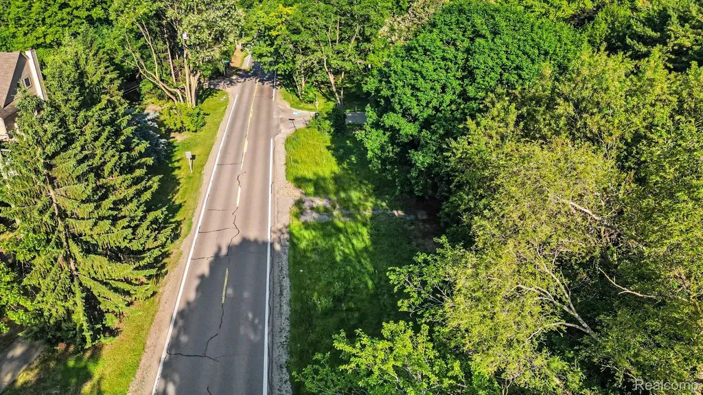 2491 Hoover Avenue West Bloomfield Charter Township MI 48324