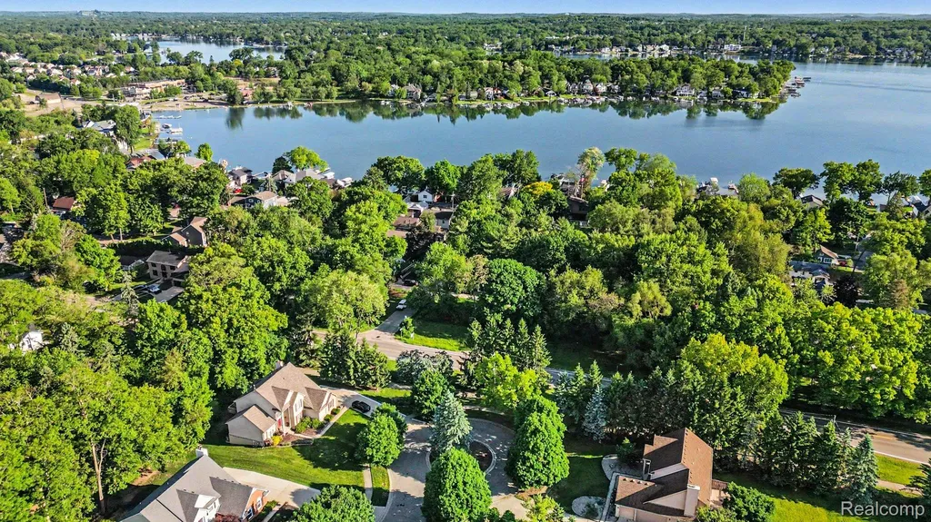 2491 Hoover Avenue West Bloomfield Charter Township MI 48324