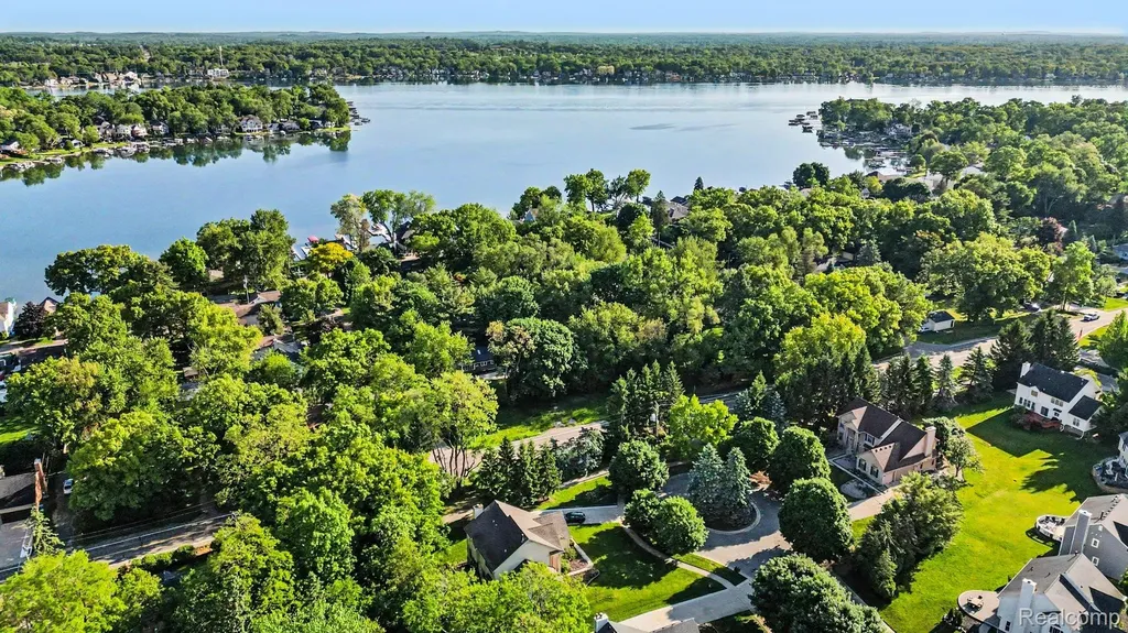 2491 Hoover Avenue West Bloomfield Charter Township MI 48324