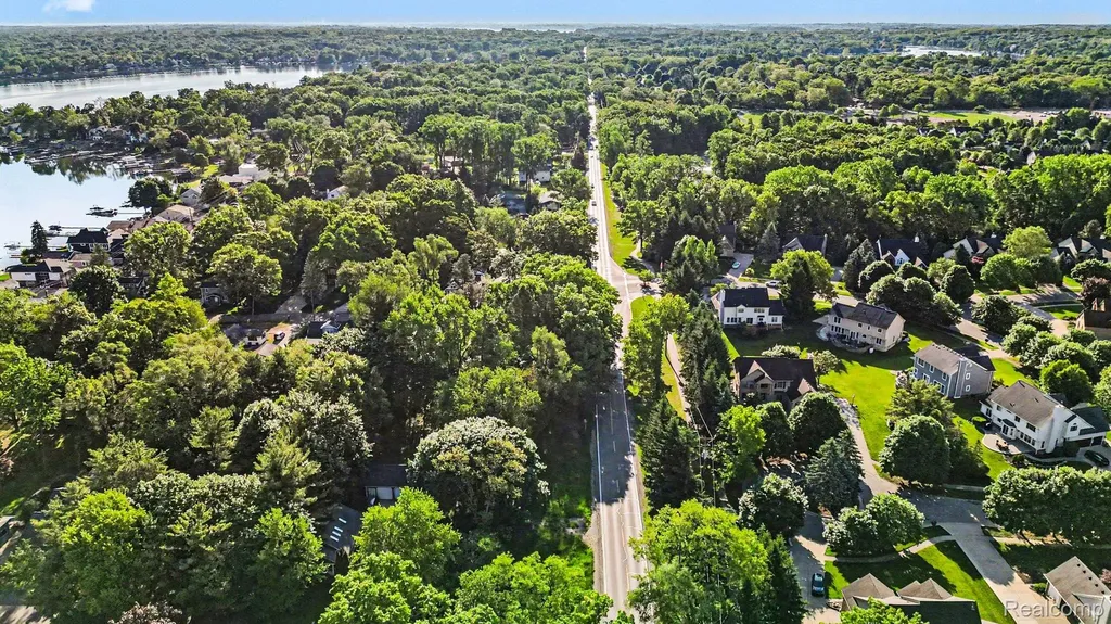 2491 Hoover Avenue West Bloomfield Charter Township MI 48324