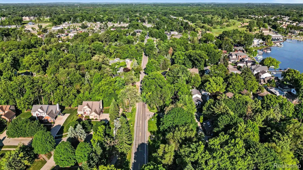2491 Hoover Avenue West Bloomfield Charter Township MI 48324