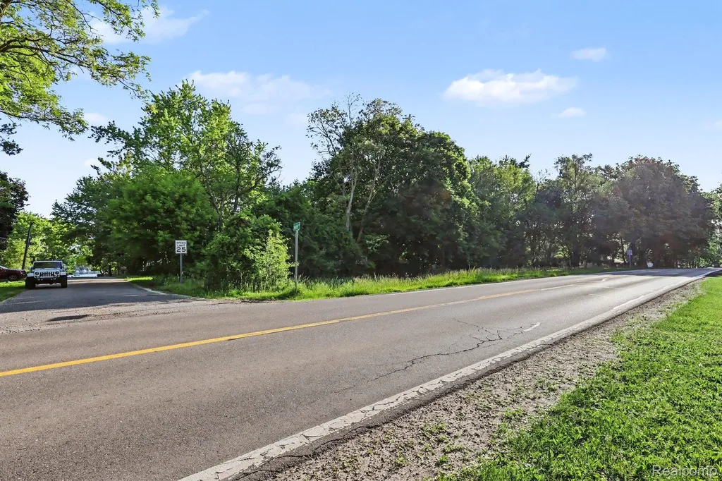2491 Hoover Avenue West Bloomfield Charter Township MI 48324