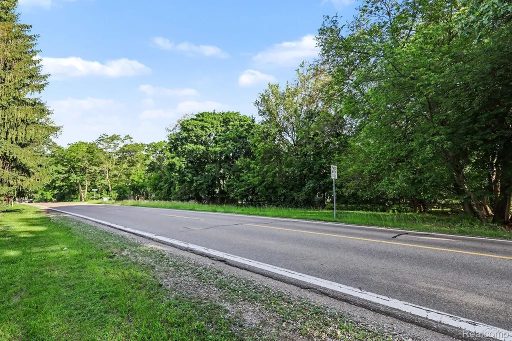 2491 Hoover Avenue West Bloomfield Charter Township MI 48324