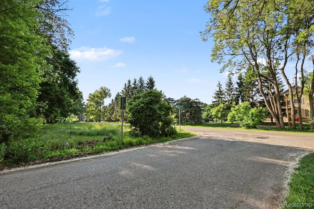 2491 Hoover Avenue West Bloomfield Charter Township MI 48324