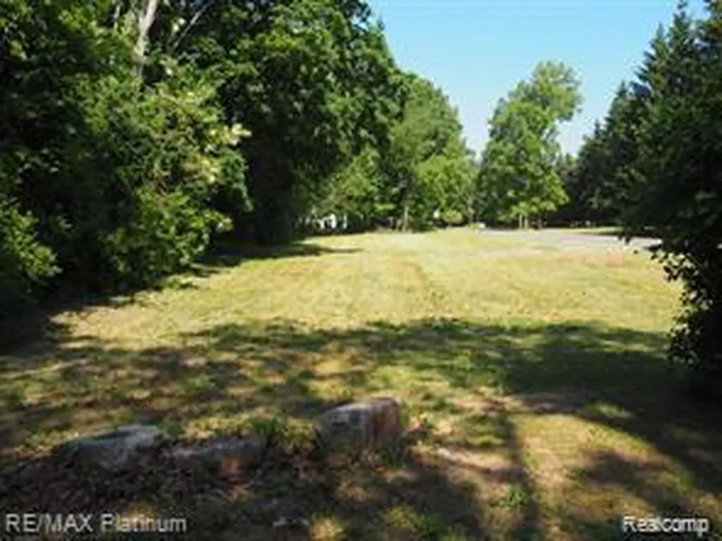 2491 Hoover Avenue West Bloomfield Charter Township MI 48324