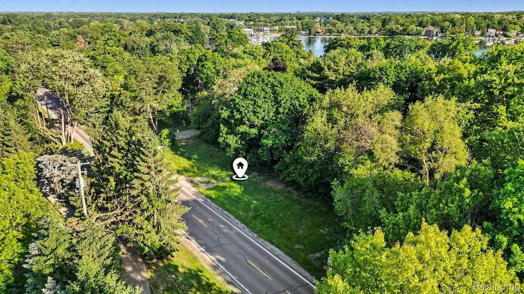 2491 Hoover Avenue West Bloomfield Charter Township MI 48324