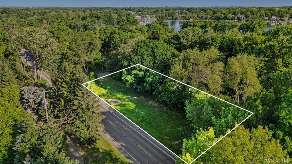 2491 Hoover Avenue West Bloomfield Charter Township MI 48324