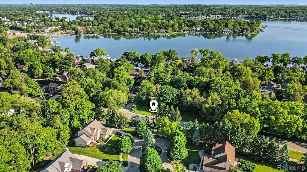 2491 Hoover Avenue West Bloomfield Charter Township MI 48324