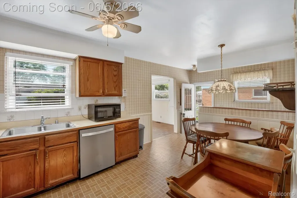 31561 Tecla Drive Warren City MI 48088