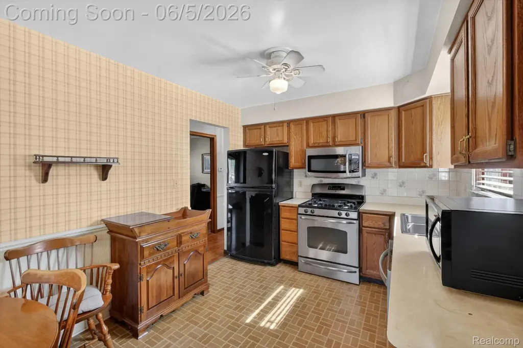 31561 Tecla Drive Warren City MI 48088