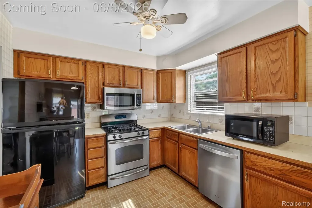 31561 Tecla Drive Warren City MI 48088