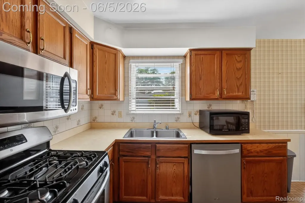 31561 Tecla Drive Warren City MI 48088