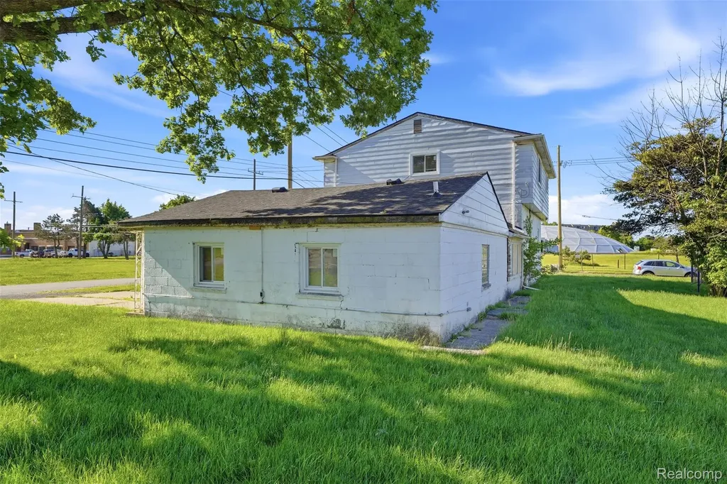 1631 Clara Street Clinton Charter Township MI 48036