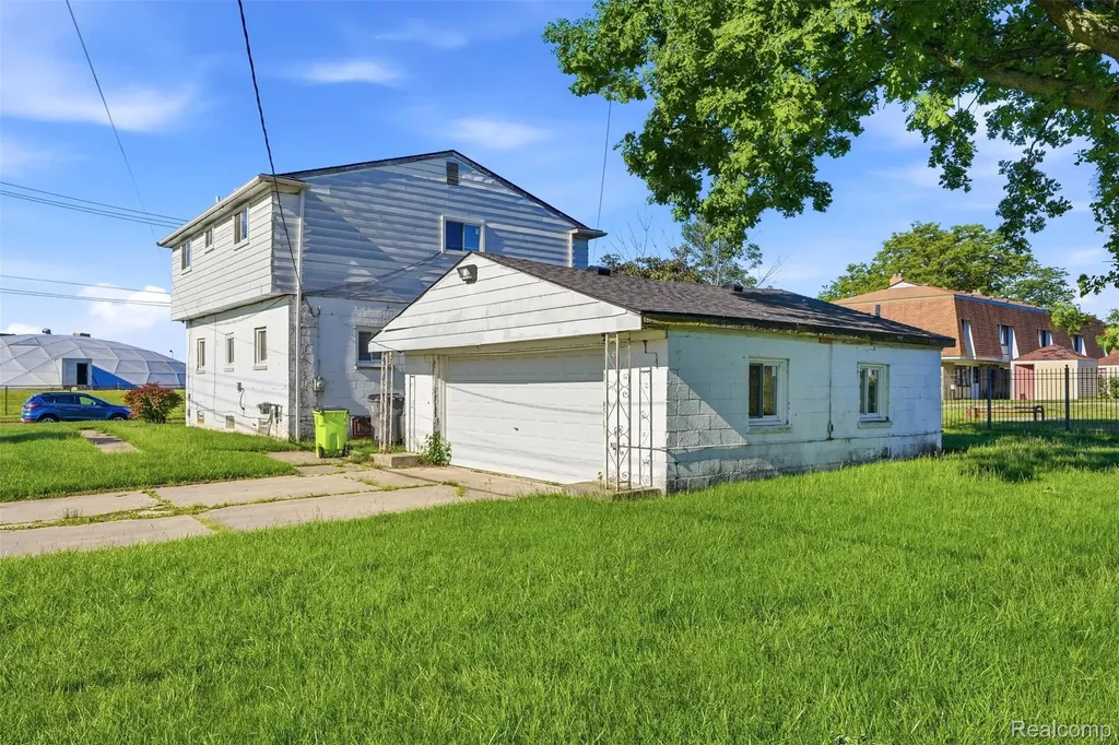 1631 Clara Street Clinton Charter Township MI 48036