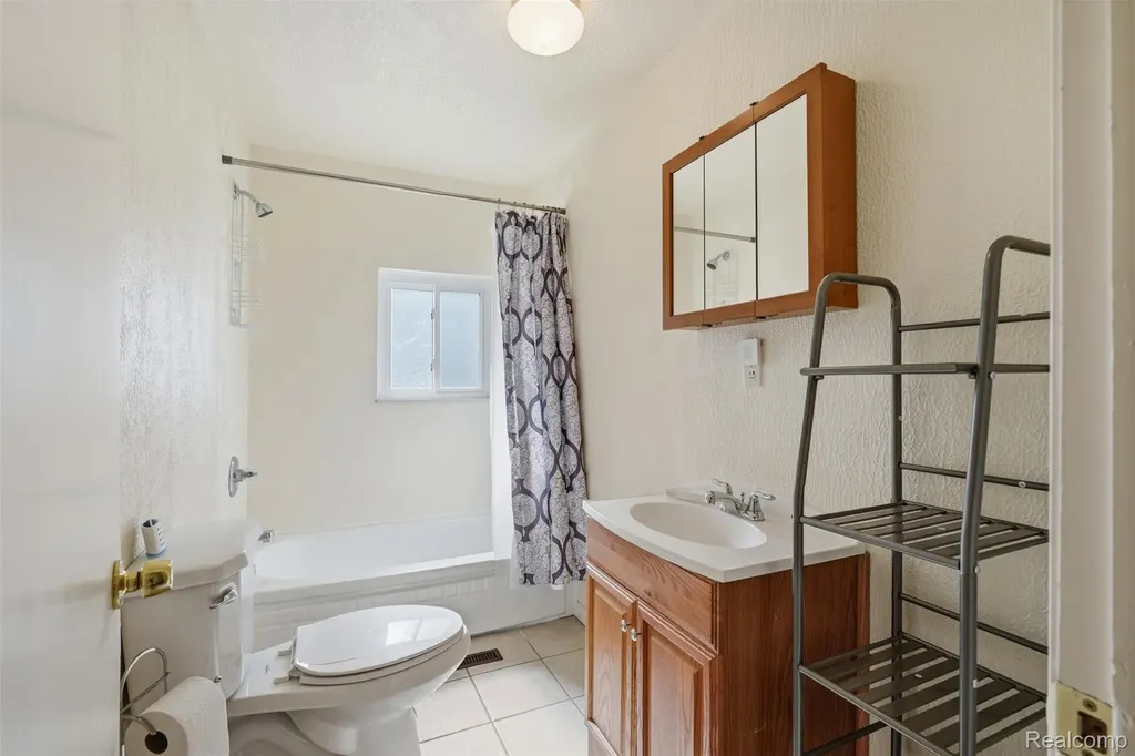 1631 Clara Street Clinton Charter Township MI 48036