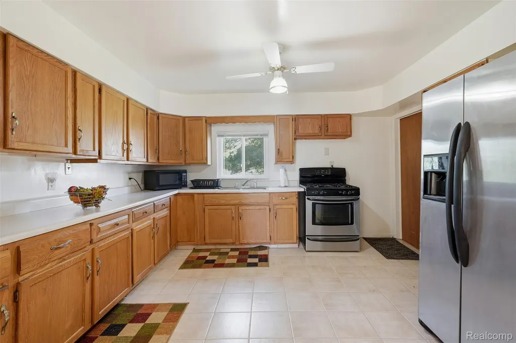 1631 Clara Street Clinton Charter Township MI 48036