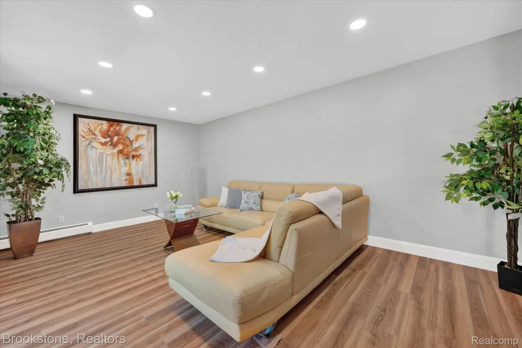 30261 Ardmore Drive Farmington Hills City MI 48334