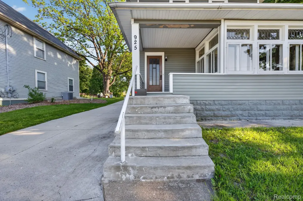925 W Kalamazoo Street Lansing City MI 48915